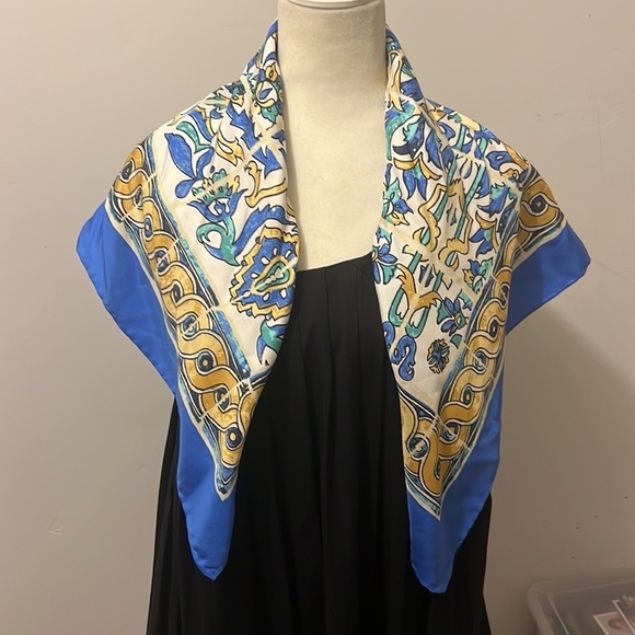 J.McLaughlin limited-edition silk scarf of Palm Beach fountain - Picture 4 of 9